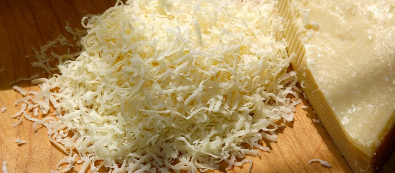 Για ποιο λόγο δεν πρέπει να αγοράζουμε ποτέ τριμμένο τυρί; - Ένας ειδικός απαντά